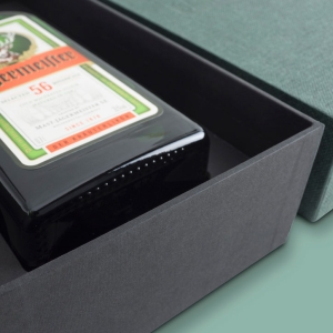 Influencer box, magnetic closure box, rigid box with magnetic closing lid, recycled cardboard packaging, black packaging boxes, box design, Sydney, Australia,