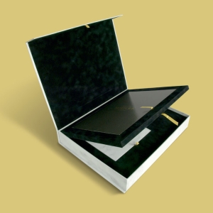 Kurraba Point Property Settlement Presentation Bespoke luxury branded promotional presentation gift boxes, magnetic closure boxes, luxury gift boxes, document covers & metal edge boxes. Designed and built by Trusty Boxes, Sydney, Australia.