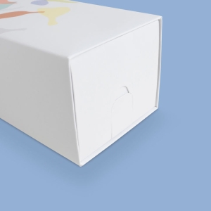 Bespoke luxury branded promotional presentation gift boxes, magnetic closure boxes, luxury gift boxes, document covers & metal edge boxes. Designed and built by Trusty Boxes, Sydney, Australia.